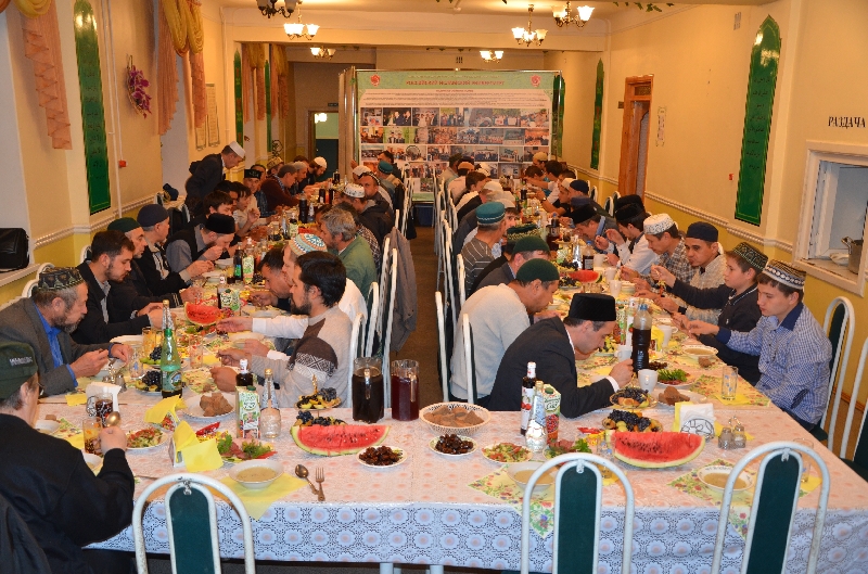 ифтар вахта москва. стол на ифтар. ифтар уфа. разговение в рамадан 2023. мечеть рамадан уфа.