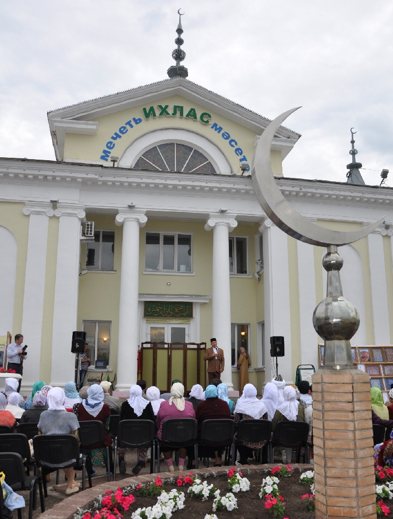 Мечеть ихлас. Зеленая роща мечеть Ихлас. Мечеть Ихлас Омск. Мечеть Лениногорск Ихлас внутри.