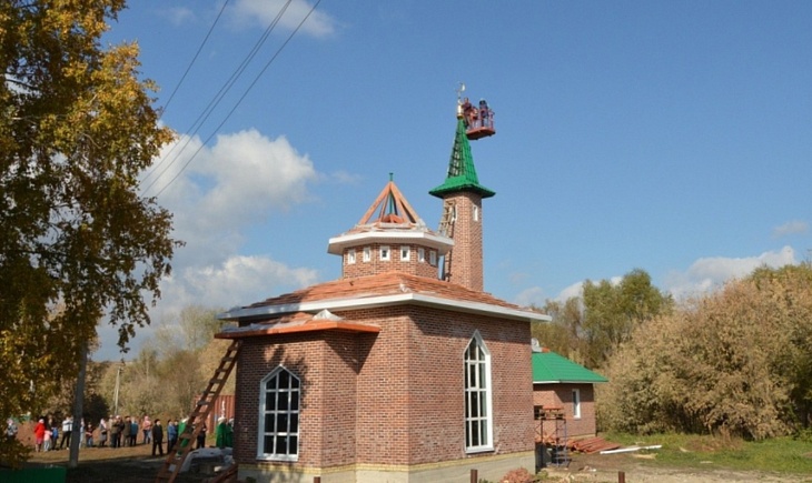 В с.Тарказы Ермекеевского района РБ установили полумесяцы на минарет и купол мечети 