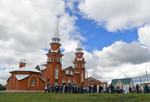 Имам-ахунд Наиль Галяутдинов посетил праздник в с.Урмаево 