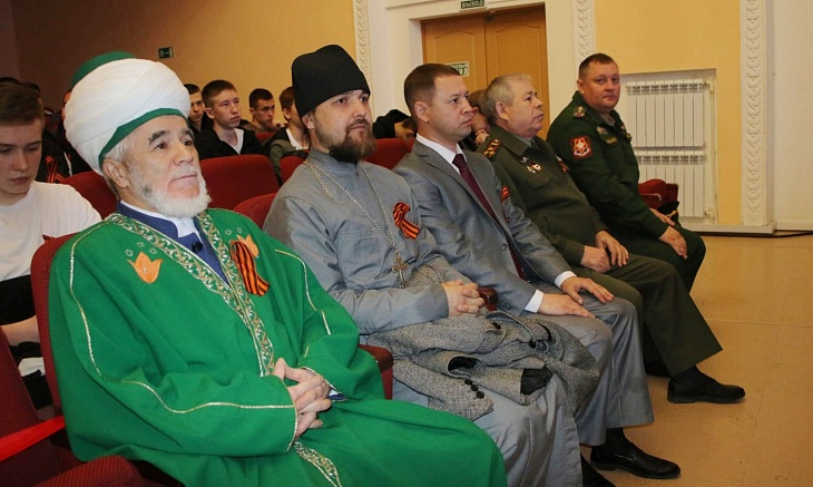 Священнослужители благословили будущих воинов