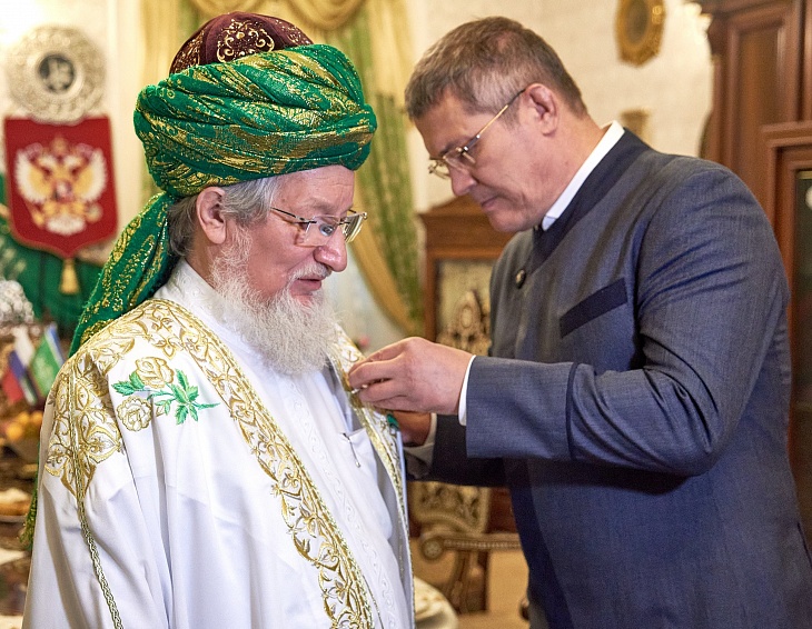  Глава РБ вручил Верховному муфтию орден Салавата Юлаева