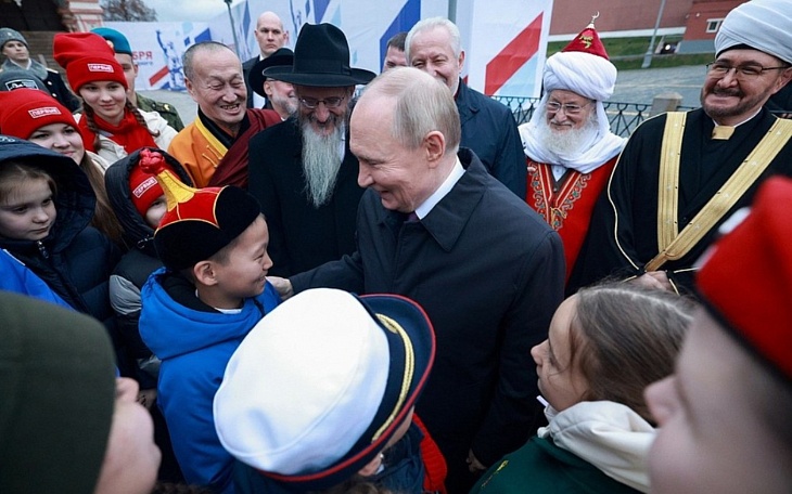 Президент России и главы традиционных конфессий возложили цветы к памятнику Минину и Пожарскому