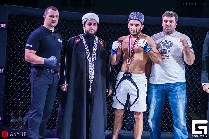 Представитель Верховного муфтия на Дальнем Востоке поздравил чемпиона края по борьбе