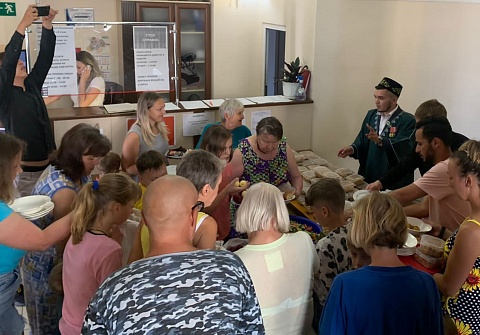Сотрудники Соборной мечети «Аннаби» и члены общественного движения ЦДУМ России «Гибадуррахман» г.Салават помогают вынужденным переселенцам из ЛНР и ДНР